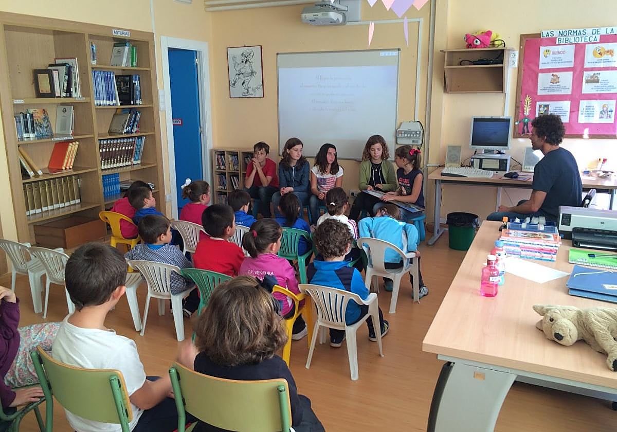 Escolares en el colegio de San Juan de La Arena.