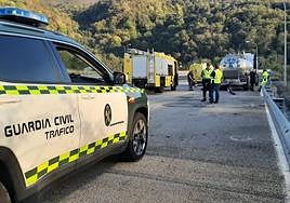 Agentes de la Guardia Civil con el camión de la fuga.