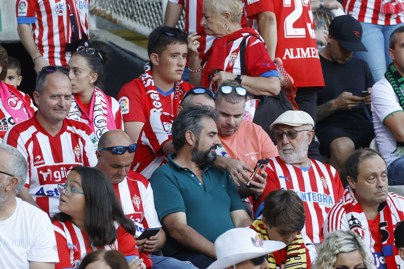 ¿Estuviste en el Racing de Santander - Sporting? ¡Búscate en las fotos de El Sardinero!