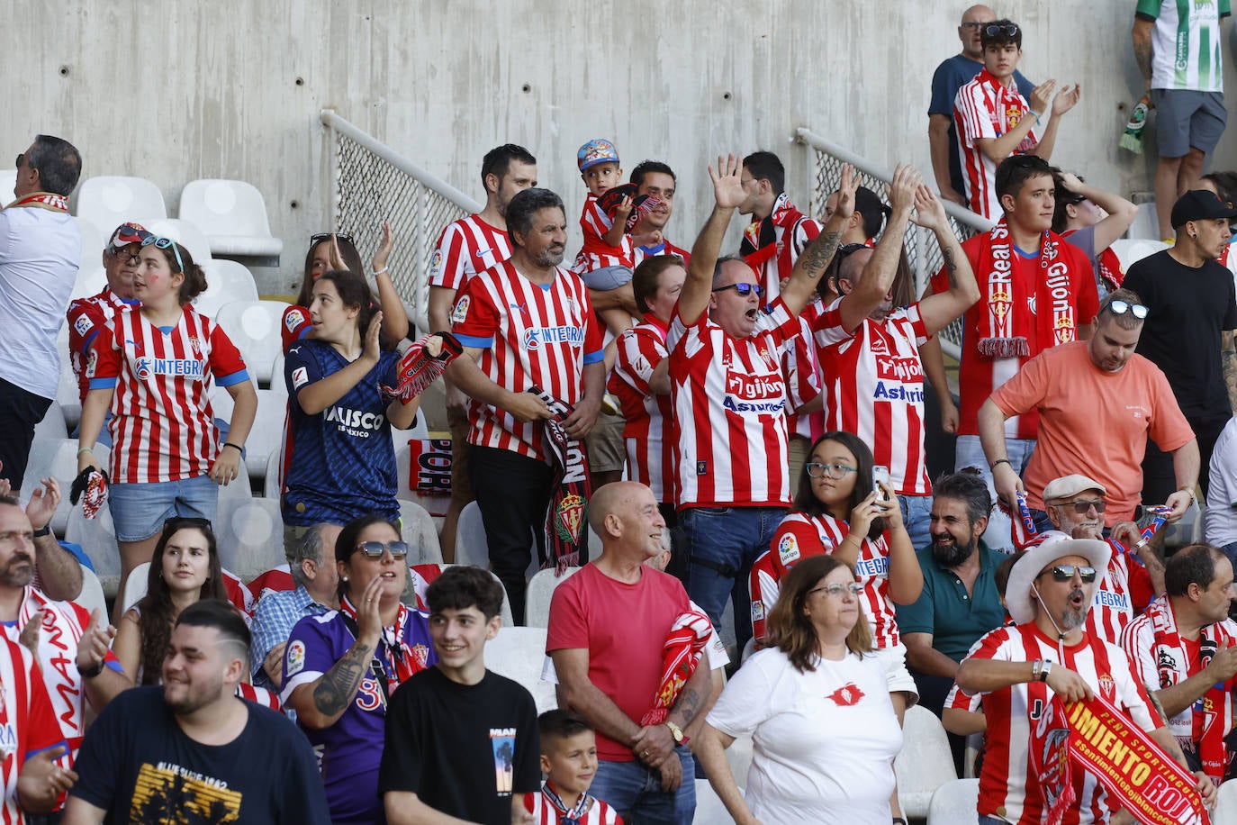 ¿Estuviste en el Racing de Santander - Sporting? ¡Búscate en las fotos de El Sardinero!