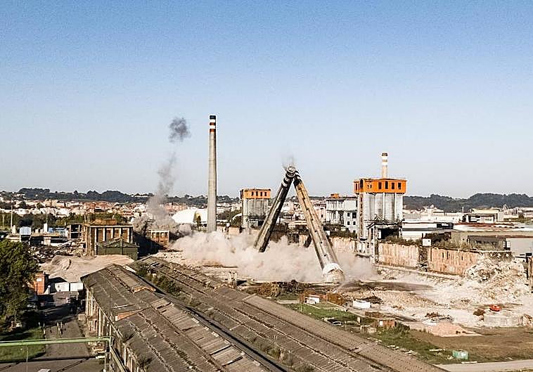 Primeras detonaciones en la que cayeron tres de las cuatro chimeneas.