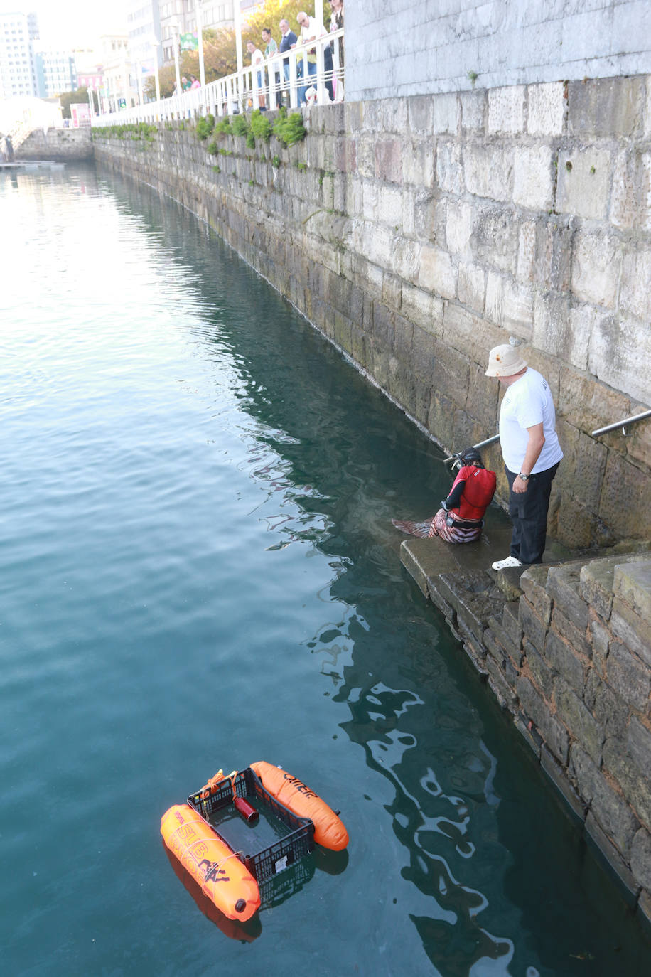 Lo que se esconde bajo el mar en el Puerto Deportivo gijonés