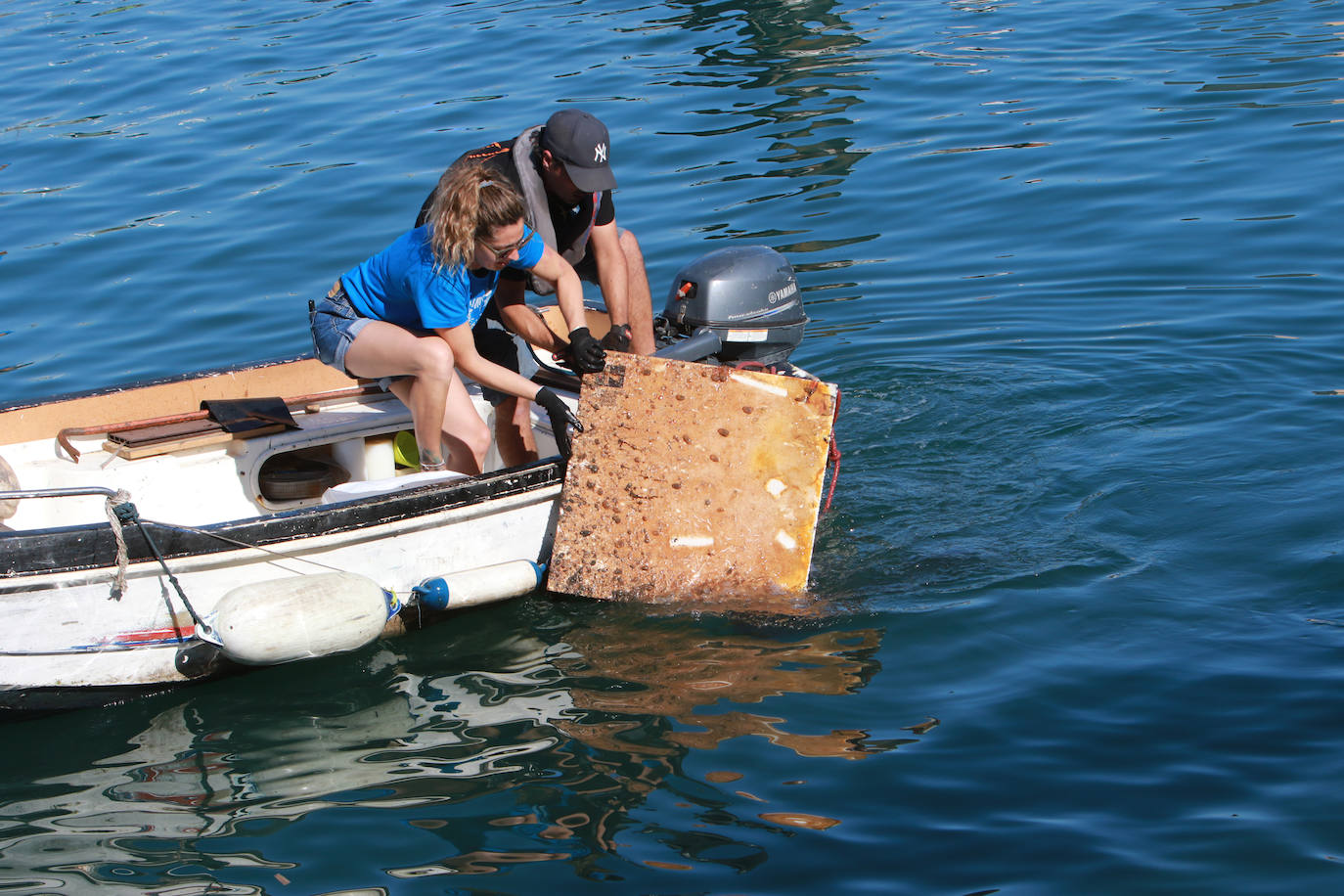 Lo que se esconde bajo el mar en el Puerto Deportivo gijonés