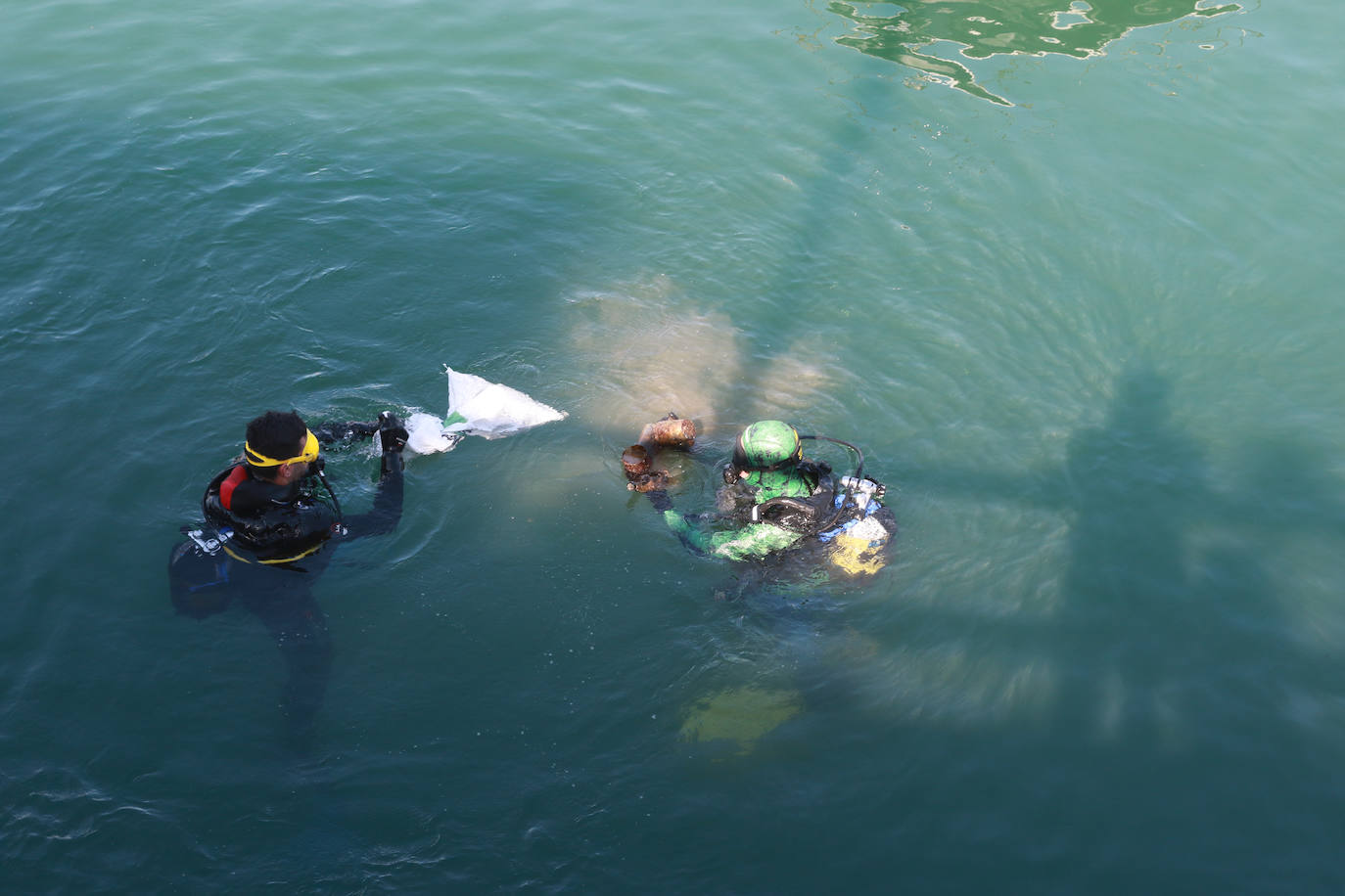 Lo que se esconde bajo el mar en el Puerto Deportivo gijonés