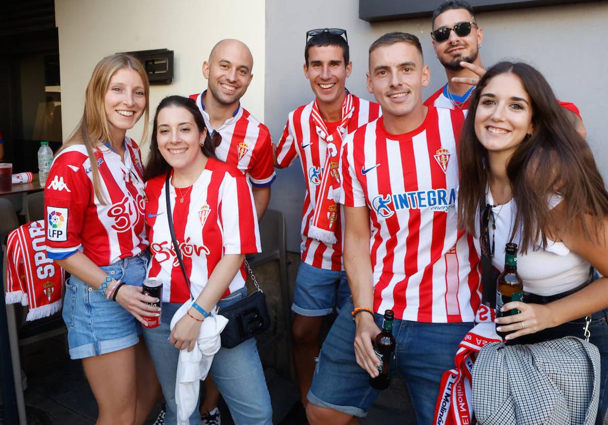 Aficionados del Sporting, en Santander, antes del partido contra el Racing.