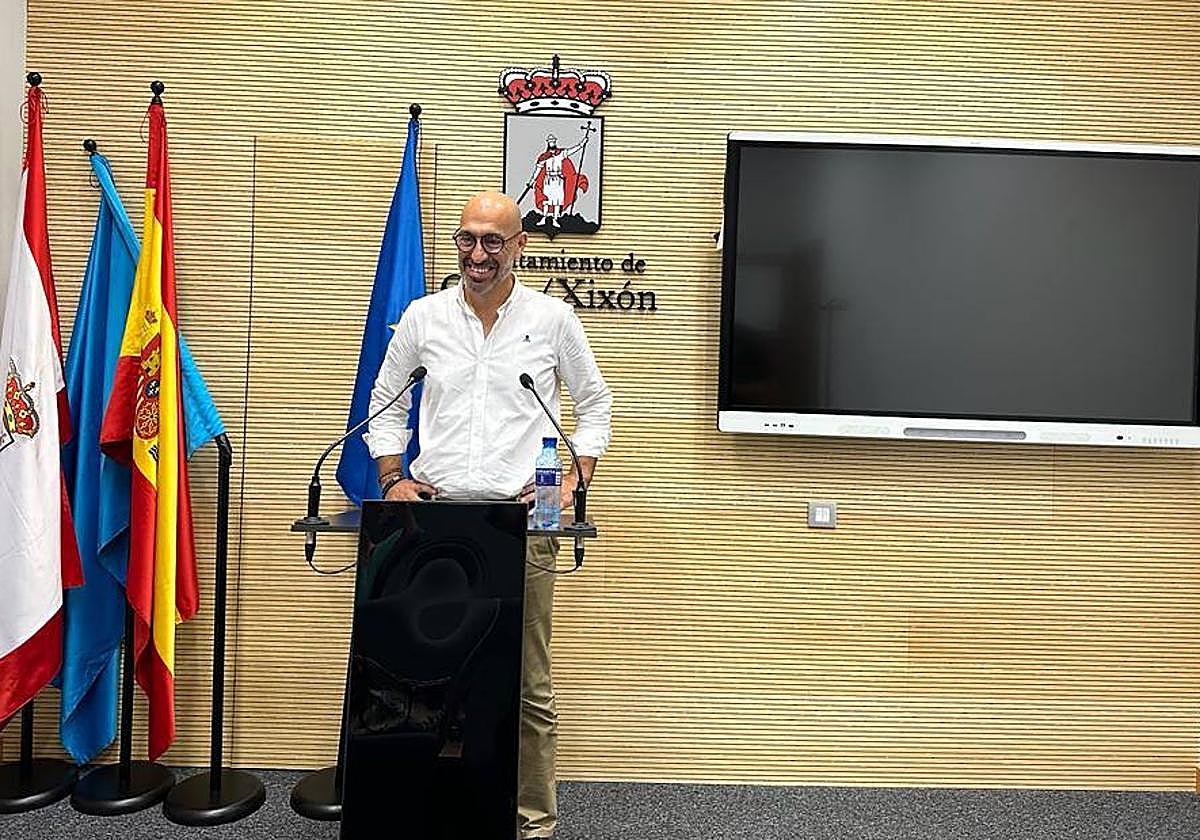 Oliver Suárez, durante la rueda de prensa en el Ayuntamiento de Gijón esta mañana.