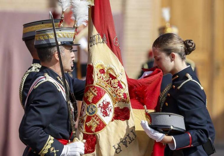 La princesa de Asturias, Leonor de Borbón, jura bandera en una ceremonia oficial celebrada en la Academia Militar de Zaragoza este sábado presidida por su padre, el rey Felipe VI, y junto al resto de los cadetes de su curso