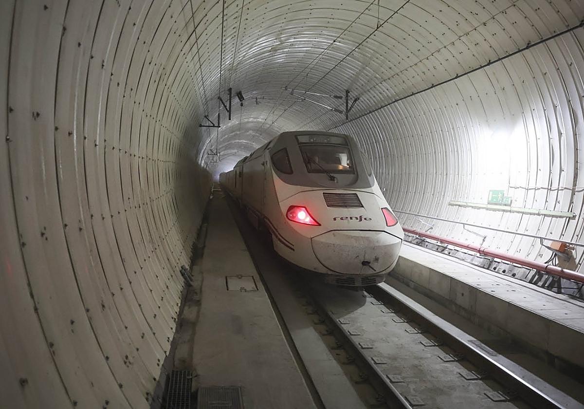En pruebas.Un S-730, utilizado por Renfe en ocasiones para el servicio Alvia Gijón-Madrid, en pruebas dentro de la variante.