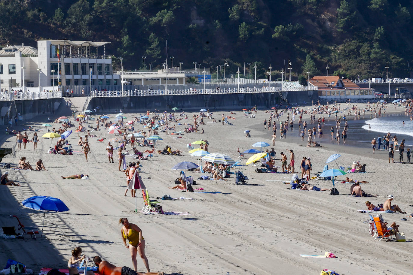 Paseos y playas y terrazas llenas: las imágenes de la jornada de calor en Asturias en pleno octubre