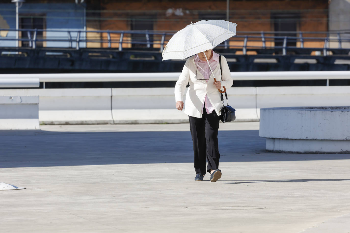Paseos y playas y terrazas llenas: las imágenes de la jornada de calor en Asturias en pleno octubre
