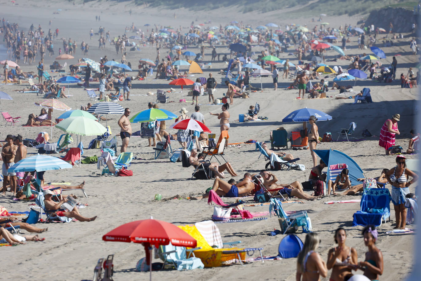 Paseos y playas y terrazas llenas: las imágenes de la jornada de calor en Asturias en pleno octubre