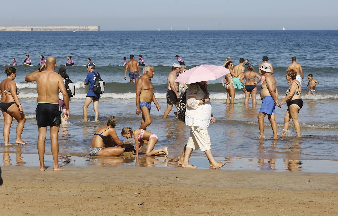 Paseos y playas y terrazas llenas: las imágenes de la jornada de calor en Asturias en pleno octubre