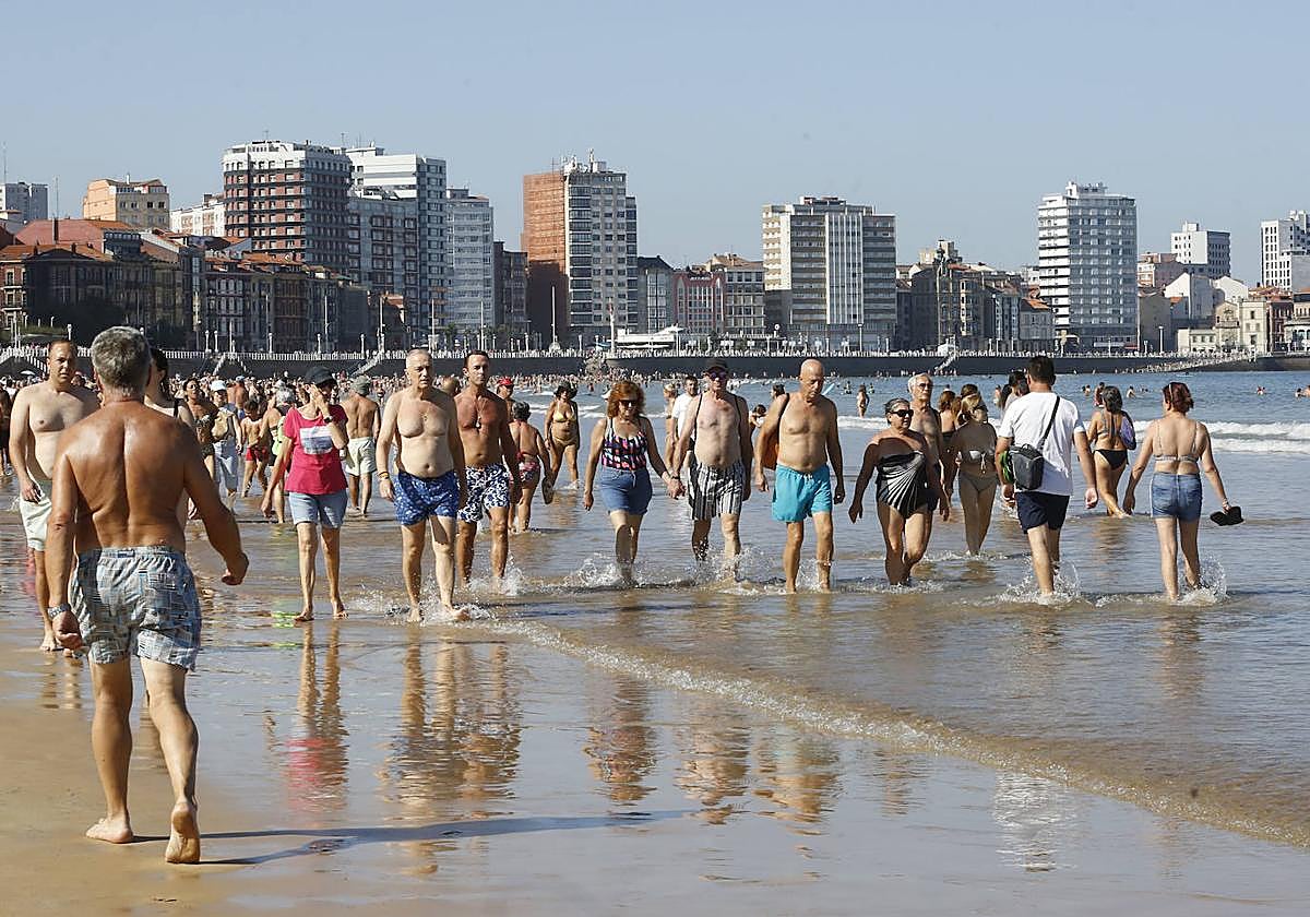 Paseos y playas y terrazas llenas: las imágenes de la jornada de calor en Asturias en pleno octubre