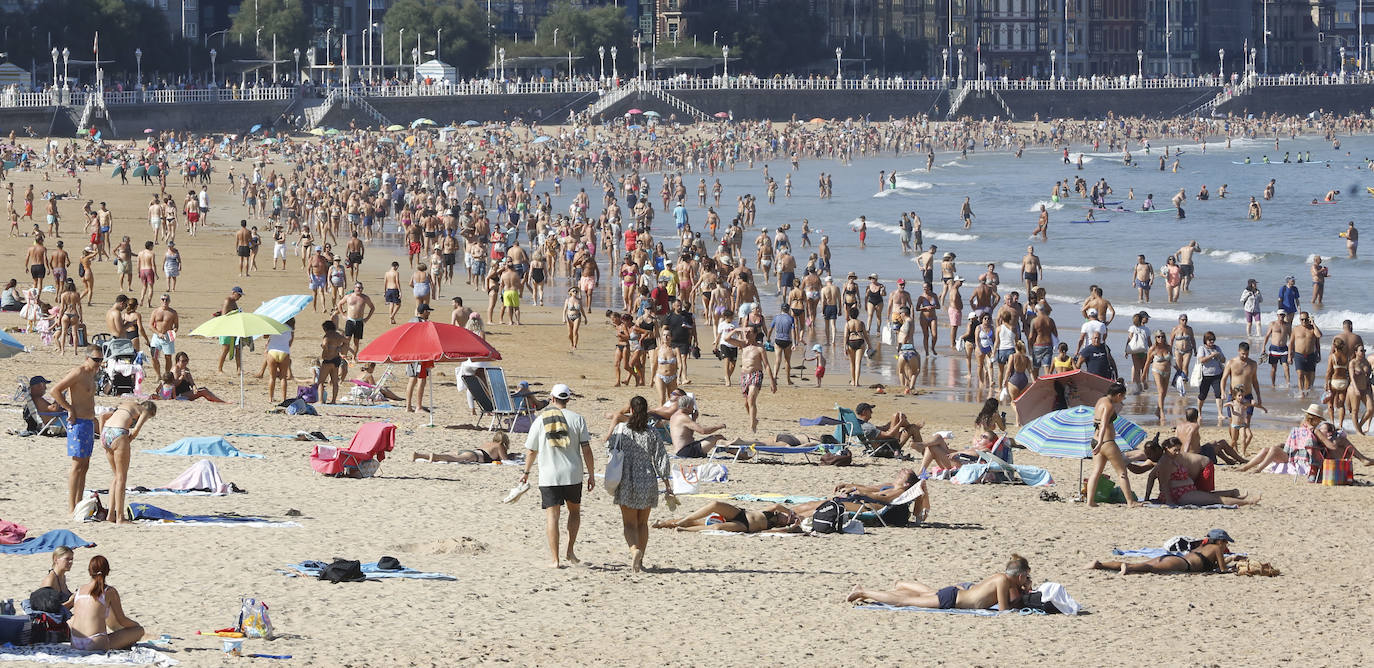 Paseos y playas y terrazas llenas: las imágenes de la jornada de calor en Asturias en pleno octubre