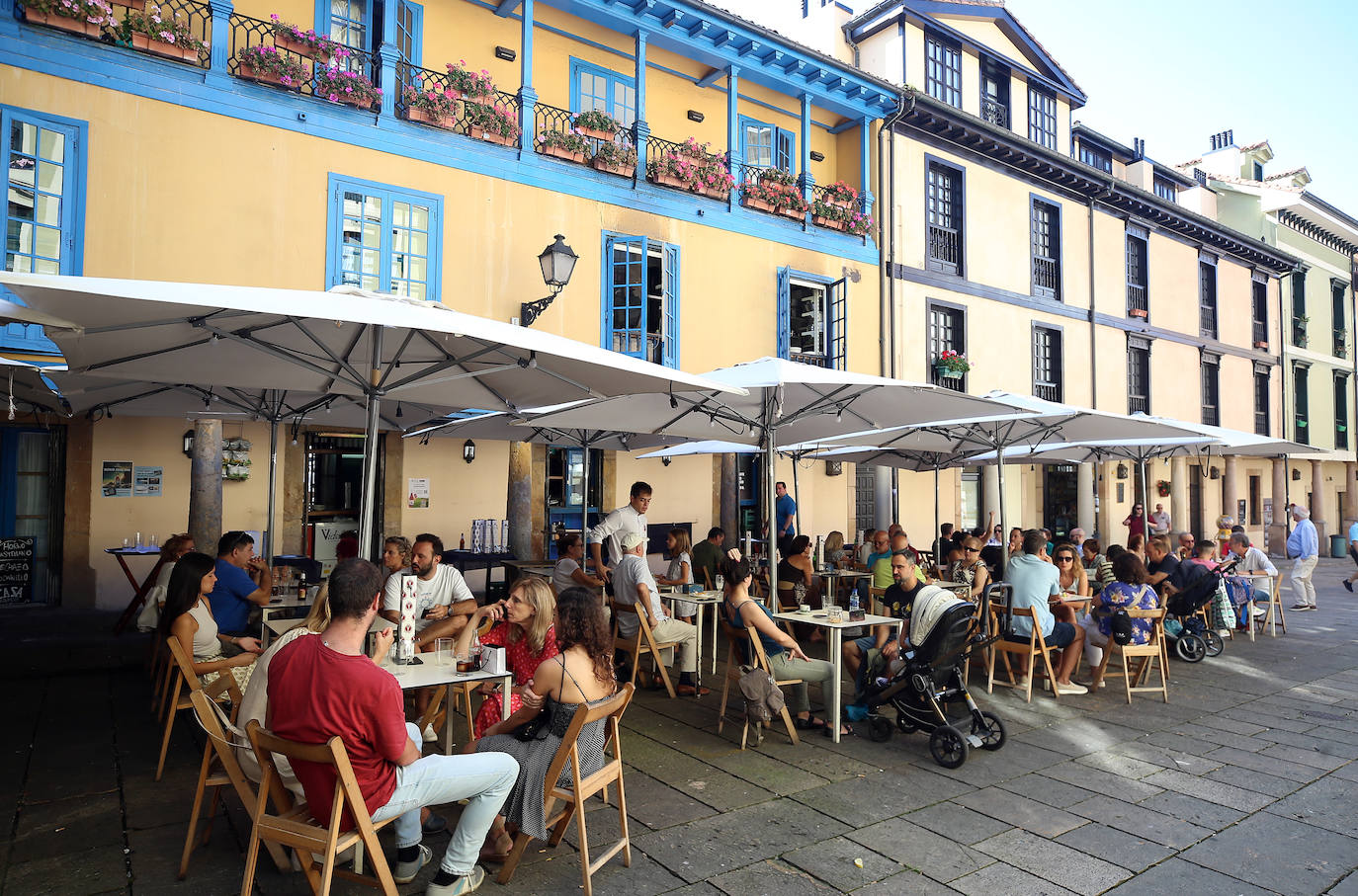 Paseos y playas y terrazas llenas: las imágenes de la jornada de calor en Asturias en pleno octubre