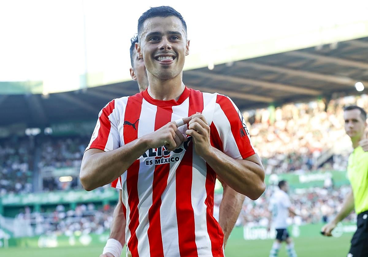 Gaspar Campos, el sábado, en El Sardinero, celebrando su primer gol, señalándose el escudo del Sporting de su camiseta.