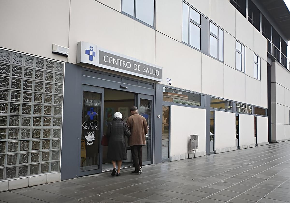 Dos personas acceden al centro de salud.