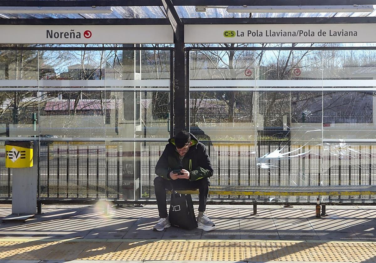 Un viajero esperando en la estación de tren de Noreña.