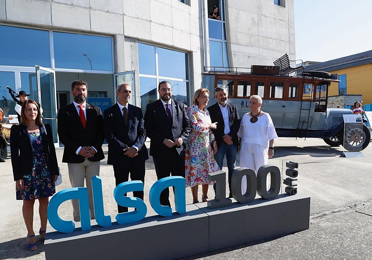 Arantza Fernandez, directora general de Transportes; el alcalde de Valdés, Óscar Pérez; el presidente de Alsa, Jacobo Cosmen; el presidente del Principado, Adrián Barbón; la delegada del Gobierno, Delia Losa; el consejero de Fomento, Alejandro Calvo, y Raquel Casado, jefa provincial de Tráfico.
