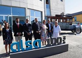 Arantza Fernandez, directora general de Transportes; el alcalde de Valdés, Óscar Pérez; el presidente de Alsa, Jacobo Cosmen; el presidente del Principado, Adrián Barbón; la delegada del Gobierno, Delia Losa; el consejero de Fomento, Alejandro Calvo, y Raquel Casado, jefa provincial de Tráfico.