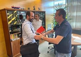 El alcalde, David Álvarez, saluda al consejero Marcelino Marcos.