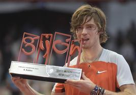Andrey Rublev, con el trofeo de ganador del Gijón Open en octubre pasado.