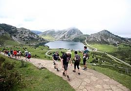 Turistas en los Lagos de Covadonga.