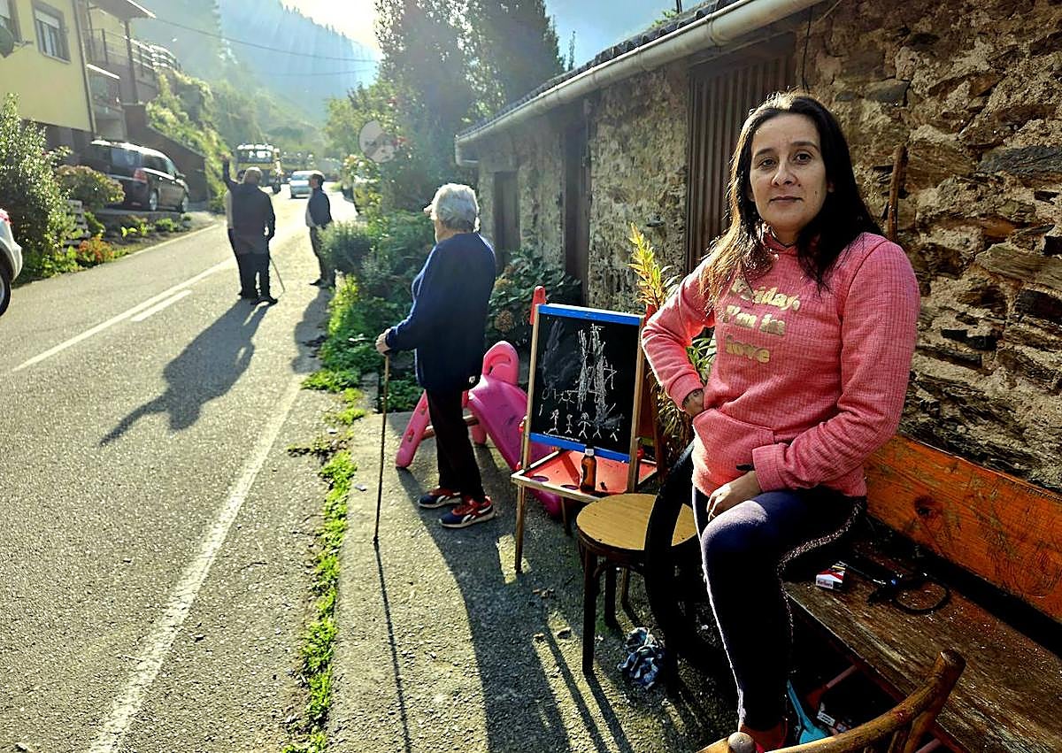 Imagen secundaria 1 - Vecinos y efectivos en la zona se esfuerzan por controlar el avance de las llamas.