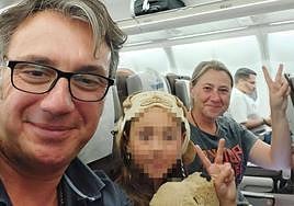 Joanna de Castro, junto a su marido y su hija, en el avión.