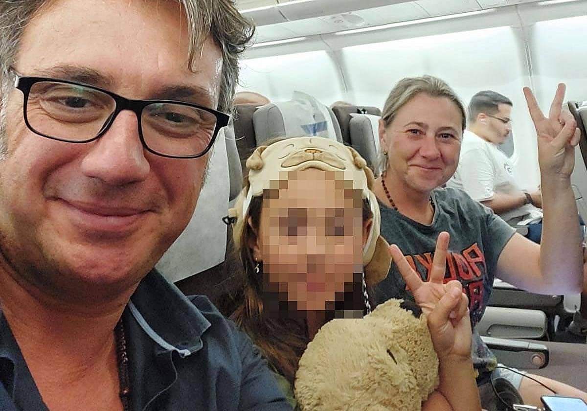 Joanna de Castro, junto a su marido y su hija, en el avión.