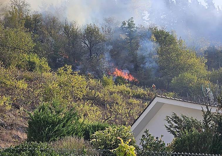 El incendio de Tremao, próximo a las viviendas.