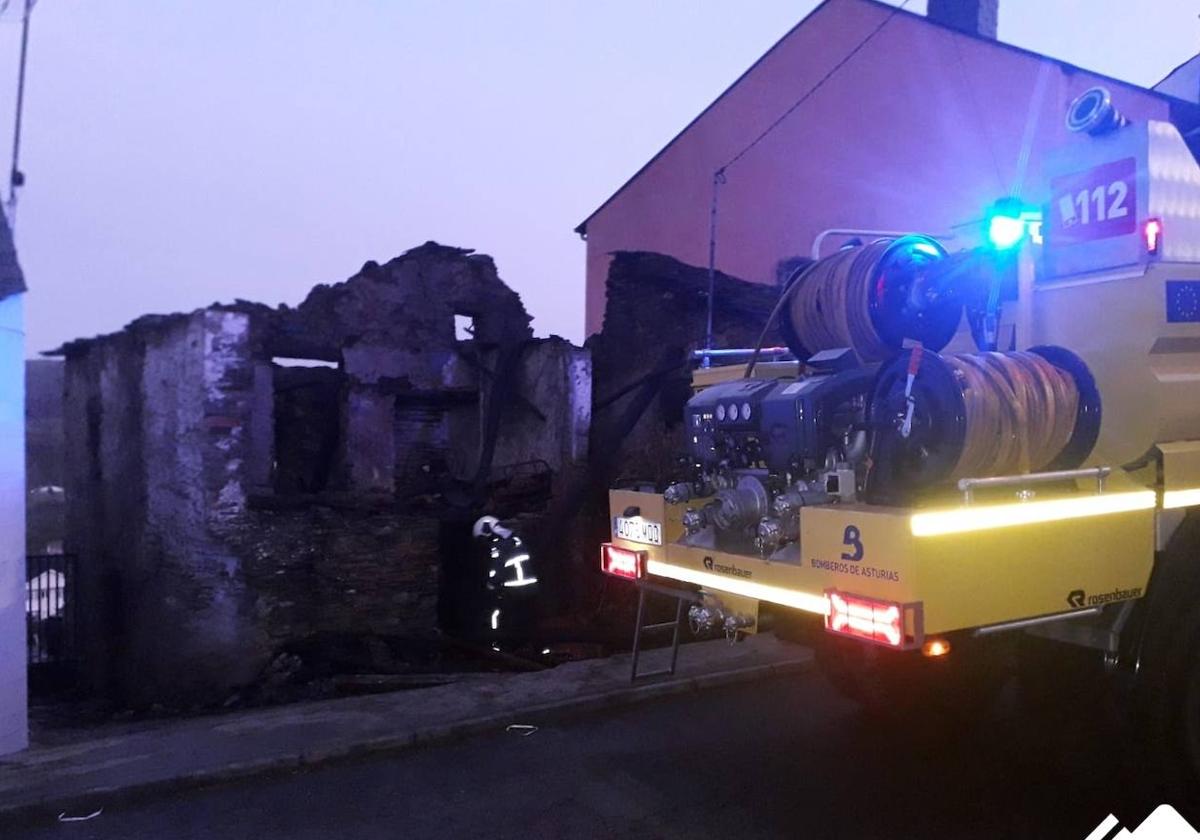 Dos incendios queman una casa abandonada y una nave en Vegadeo