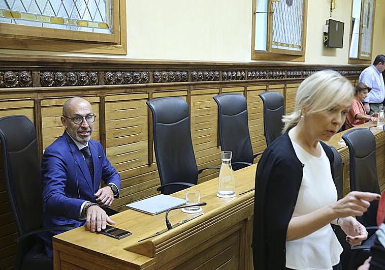 El edil Óliver Suárez, en el pleno en el Ayuntamiento de Gijón esta mañana; a la derecha, Sara Álvarez Rouco.