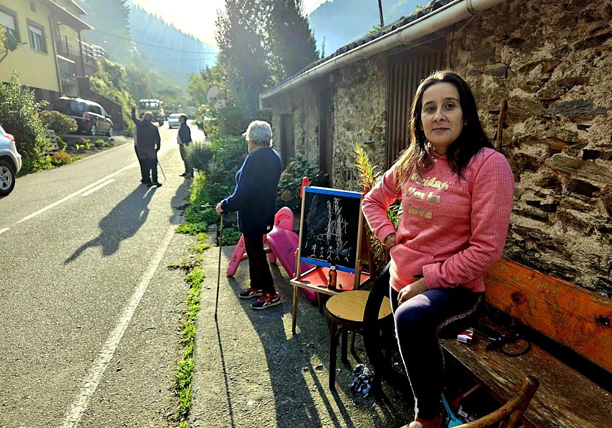 Las llamas cercan el pueblo de Tremao: «Pasamos la noche en vilo»