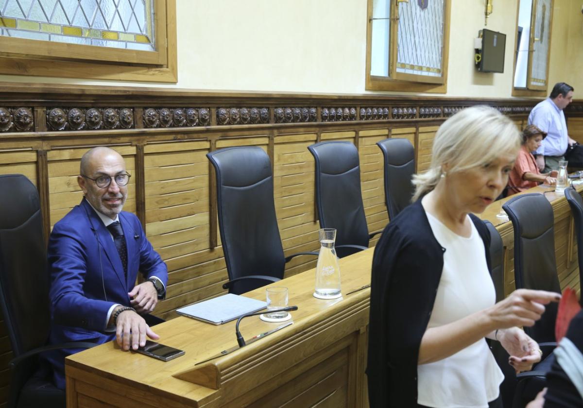 Óliver Suárez y Sara Álvarez Rouco, ayer, en el pleno municipal en el que no se dirigieron la palabra.