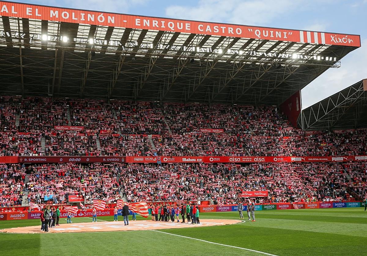 Imagen de la tribuna Este de El Molinón, que sería la más afectada en el comienzo de las obras, llena de gente antes de un partido de liga del Sporting.