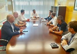 José Manuel Fernández, José Antonio Roque, Olmo Ron, Alejandro Calvo, David Villar, José Manuel González, Carlos Salazar y José Sánchez, reunidos ayer en la sede de la Consejería de Fomento en Oviedo.
