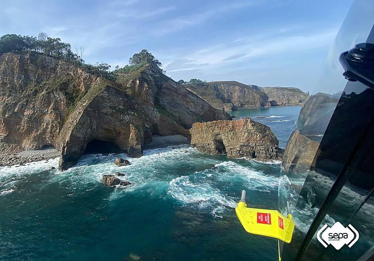 Rescatan a un hombre que quedó aislado en una cala en Cudillero tras pinchar y volcar su piragua