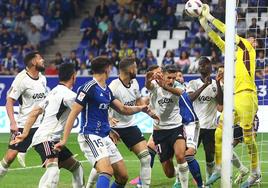 Imagen de un lance del partido en el área del Albacete.