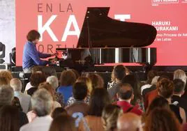 Martín García, durante su concierto en Tabacalera en homenaje a Haruki Murakami.