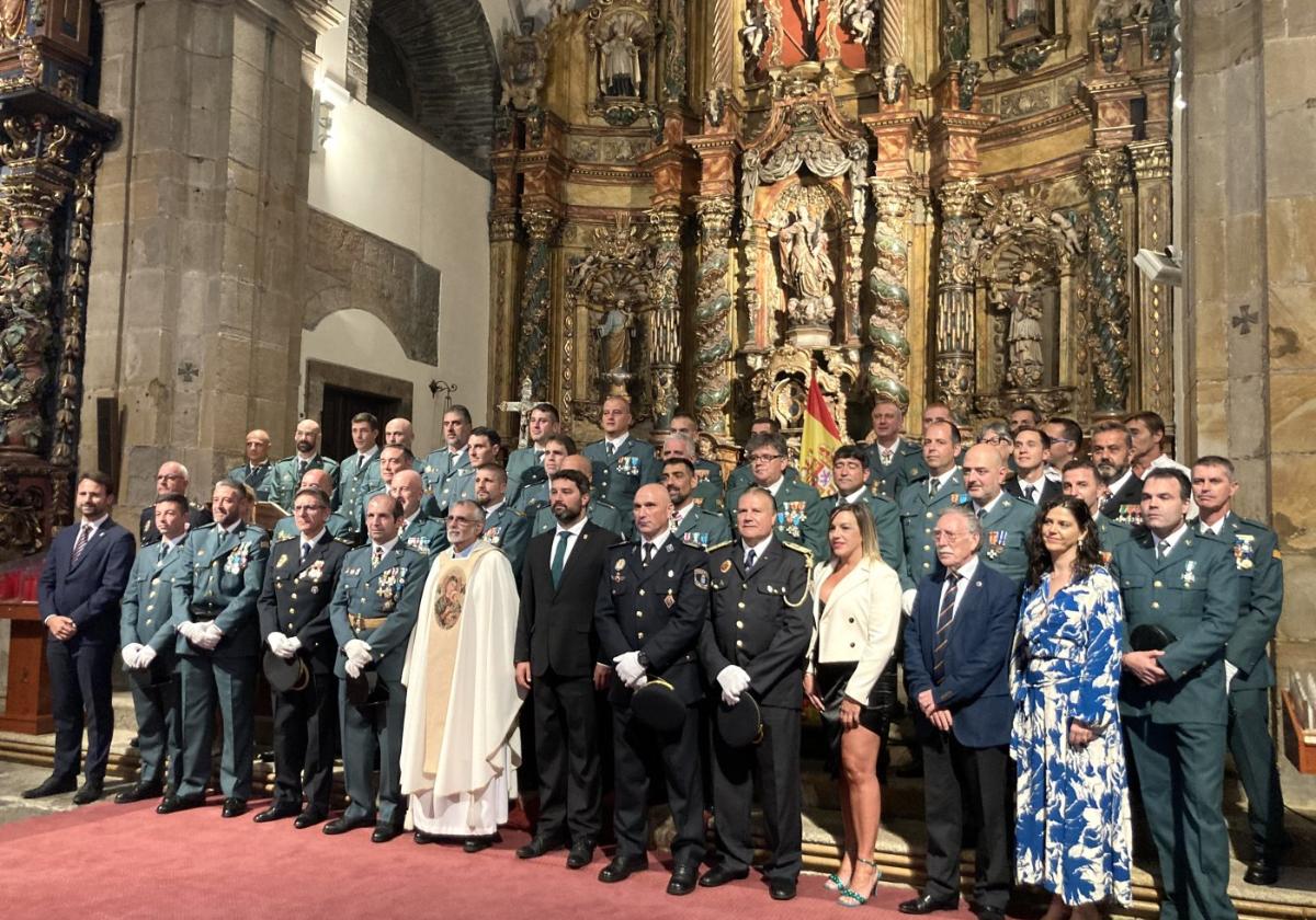 La Corporación de Valdés y el párroco. junto a los a agentes de la Guardia Civil y de las policías Nacional y Local.