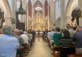 Asistentes al funeral, celebrado en la iglesia de Navia.