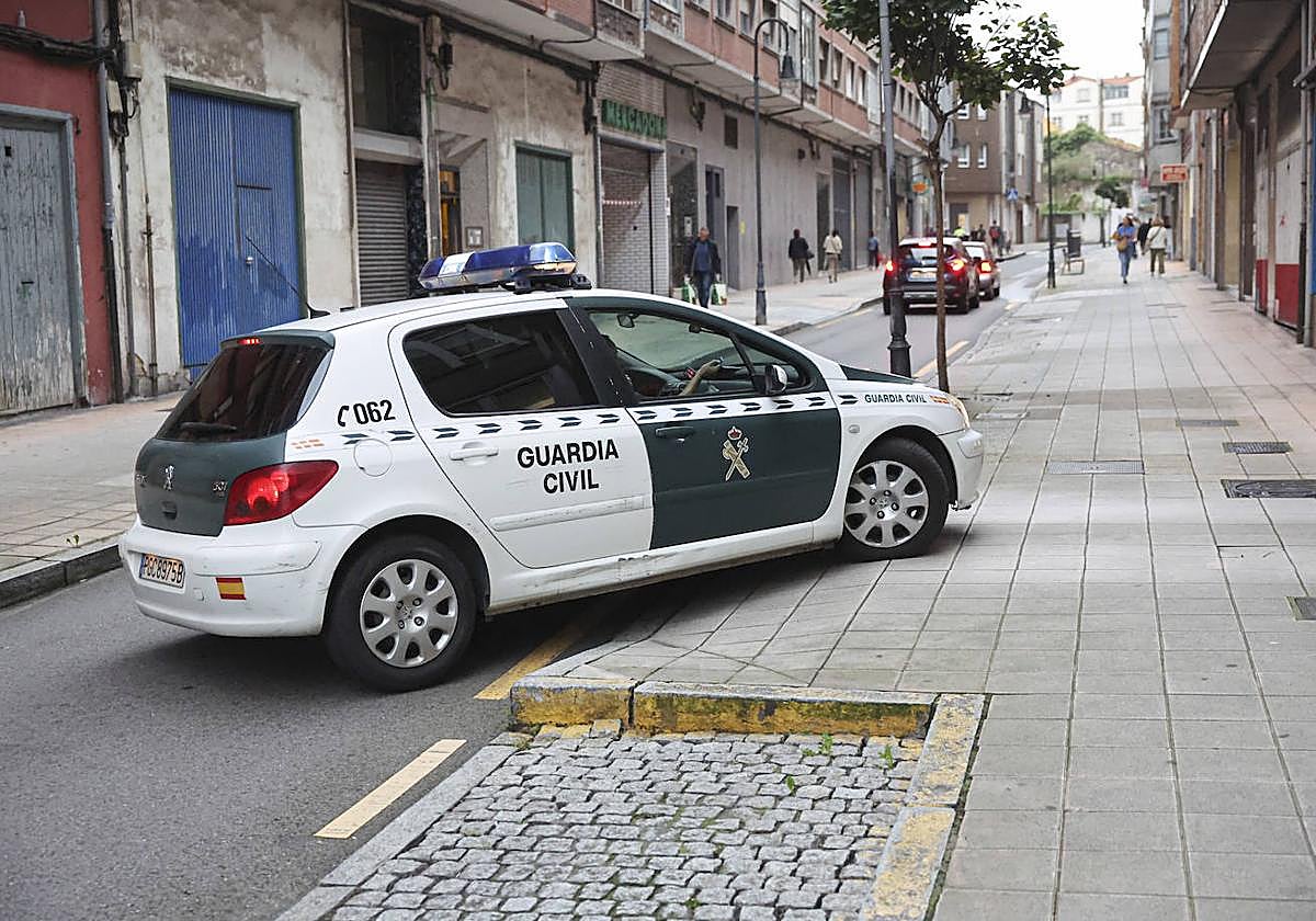 Llegada del acusado de agredir a su pareja con un cuchillo al juzgado.