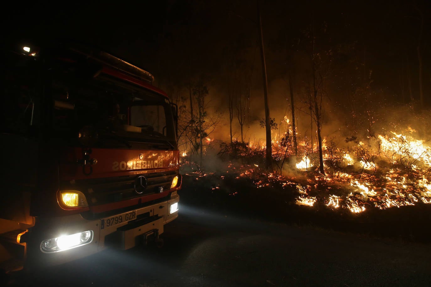 Un pavoroso incendio en Lugo obligar a cerrar la autovía del Cantábrico