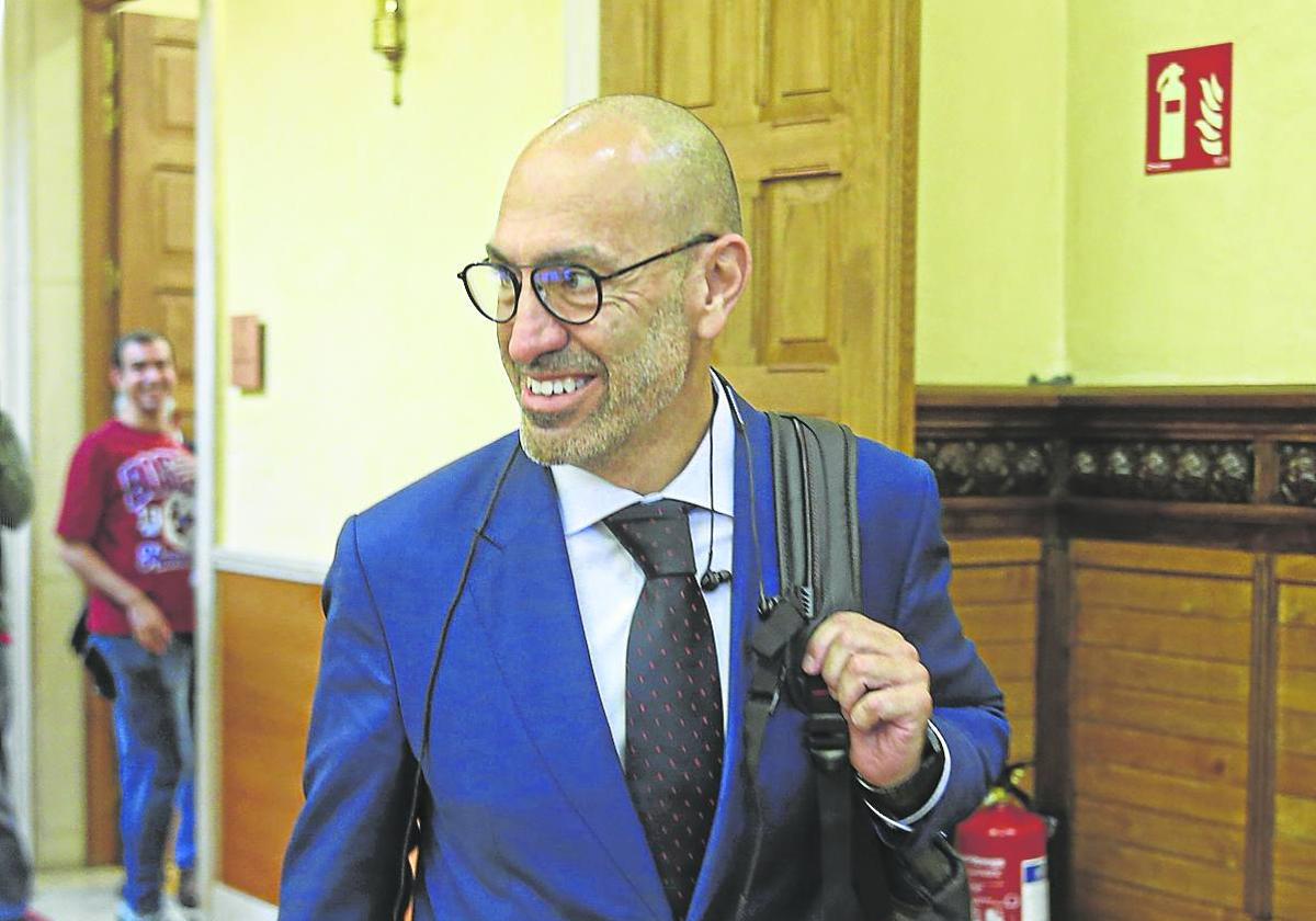 Óliver Suárez, el miércoles, a su llegada al Ayuntamiento, antes de presentar su baja de Vox.