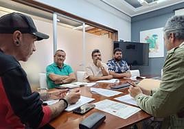 El concejal Pablo Álvarez, a la izquierda, junto a parte de los vendedores ambulantes.