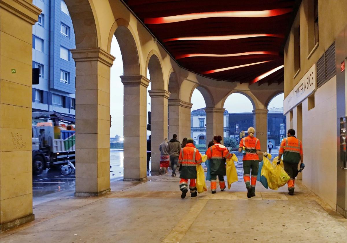 Operarios de Emulsa, trabajando en la calle Marqués de San Esteban.