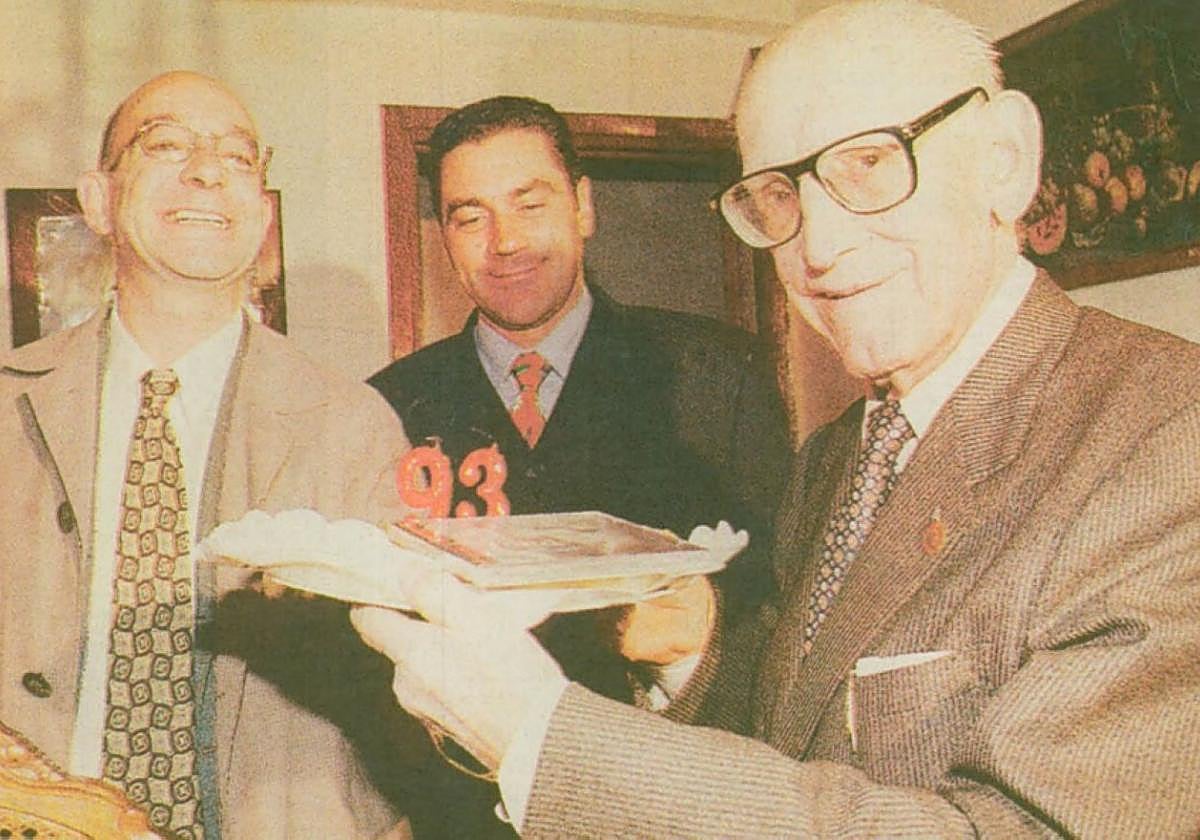 Juanín de Mieres, soplando las velas de su tarta de cumpleaños.