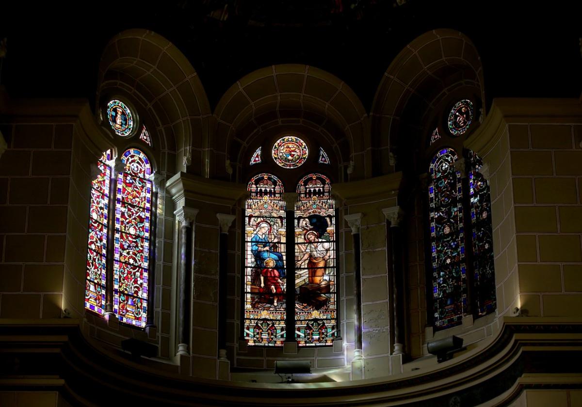 La basílica urge una restauración integral de las vidrieras, en mal estado de conservación.