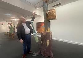 El artista mierense Llonguera, ante una de sus esculturas.